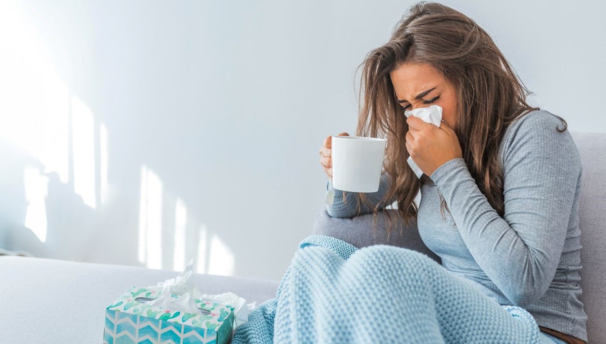 İngiliz bilim insanları uyardı: Soğuk algınlığı belirtisi görülen kişilerin yarısı Covid-19