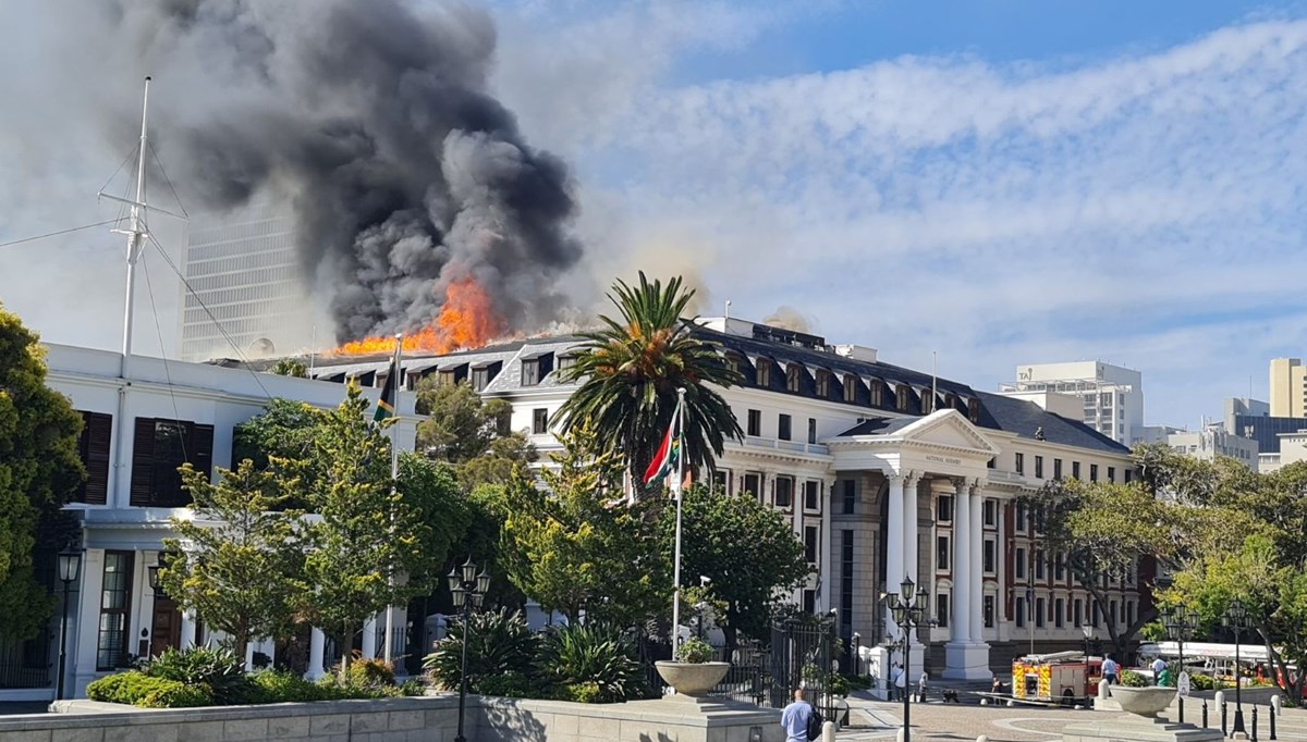 Güney Afrika Parlamentosu yine yanıyor