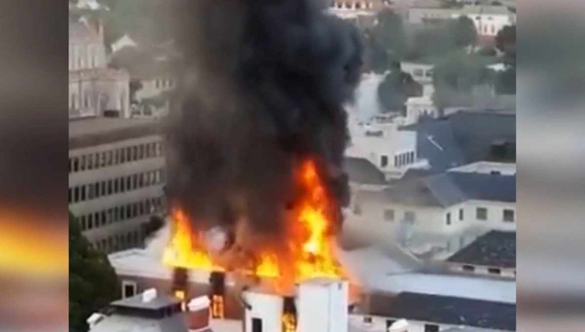 Güney Afrika’da parlamento binasında yangın