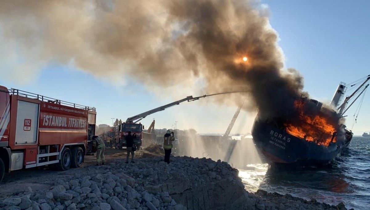 İstanbul Kartal'da gemi yangını