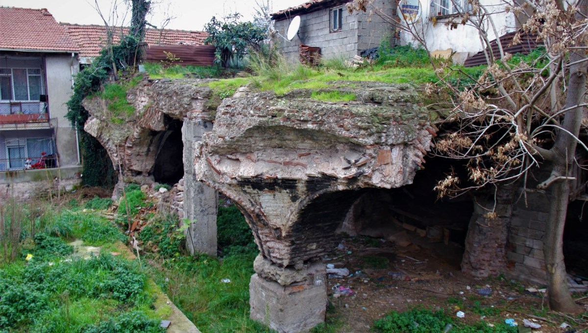 Roma döneminin su sarnıcı çarpık yapılaşmanın, kökleri ise apartmanların altında