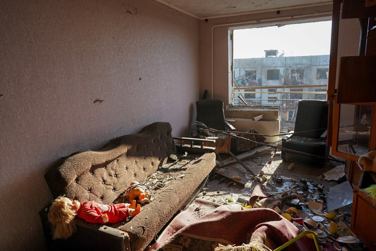 Chuhuiv kentinde yerleşim yerlerine bomba düşmesi sonucu yapılar zarar gördü.