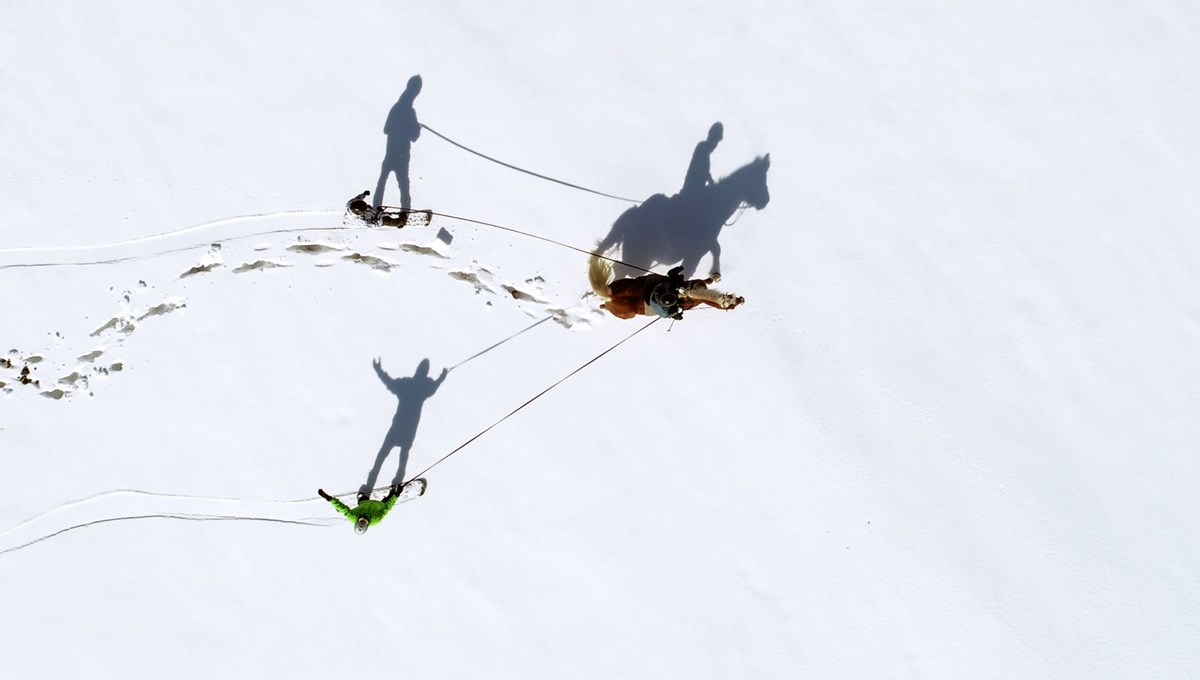 Van’da sporcular karda “atlı snowboard” yaptı