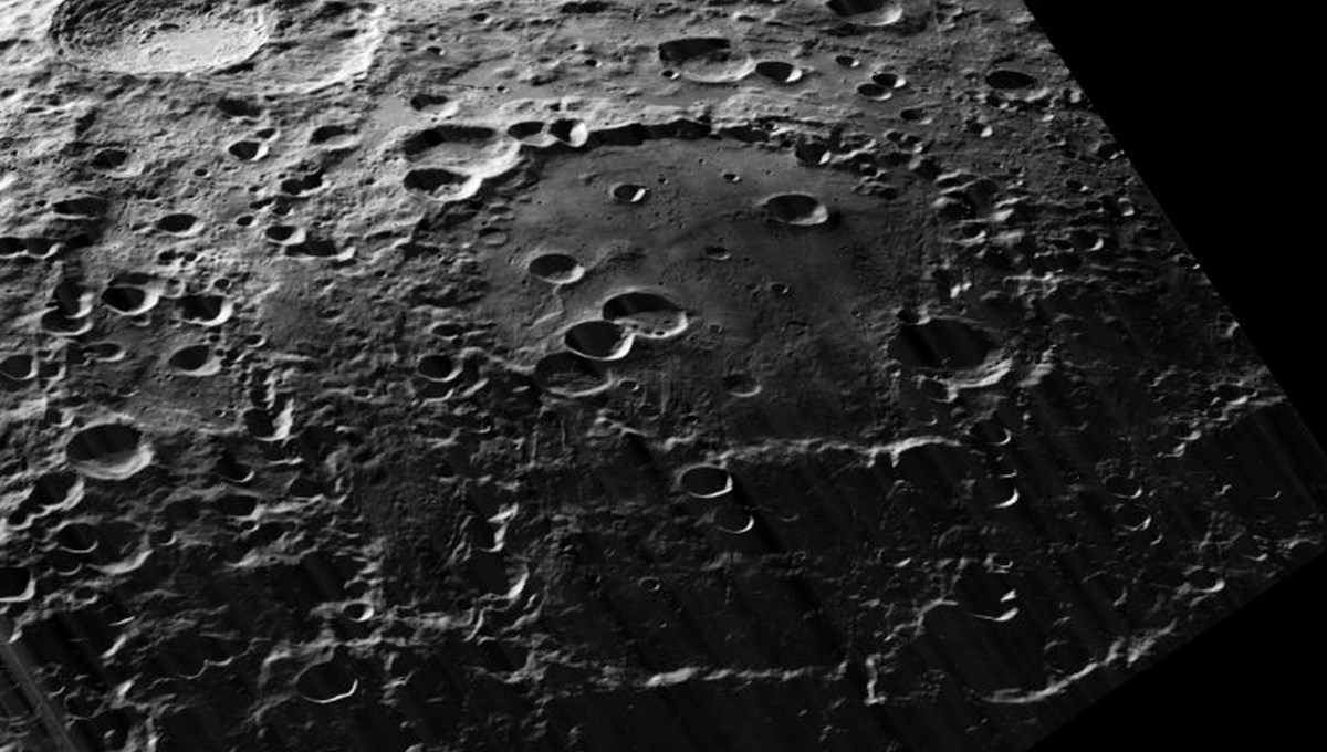 Ay'ın karanlık yüzüne uzay çöpü çarptı