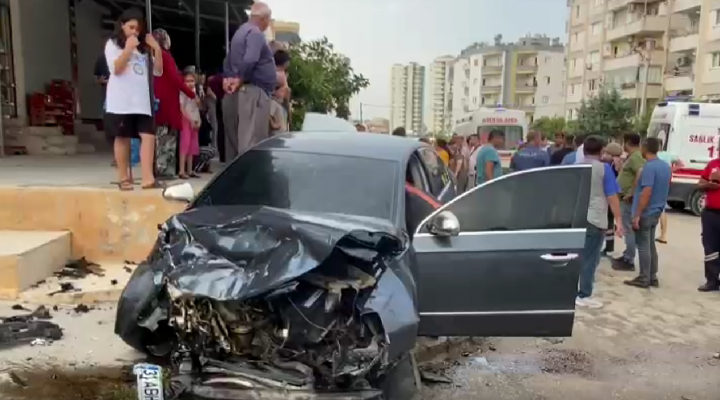 Tarsus’ta 2 otomobil kafa kafaya çarpıştı: 3 kişi yaralandı
