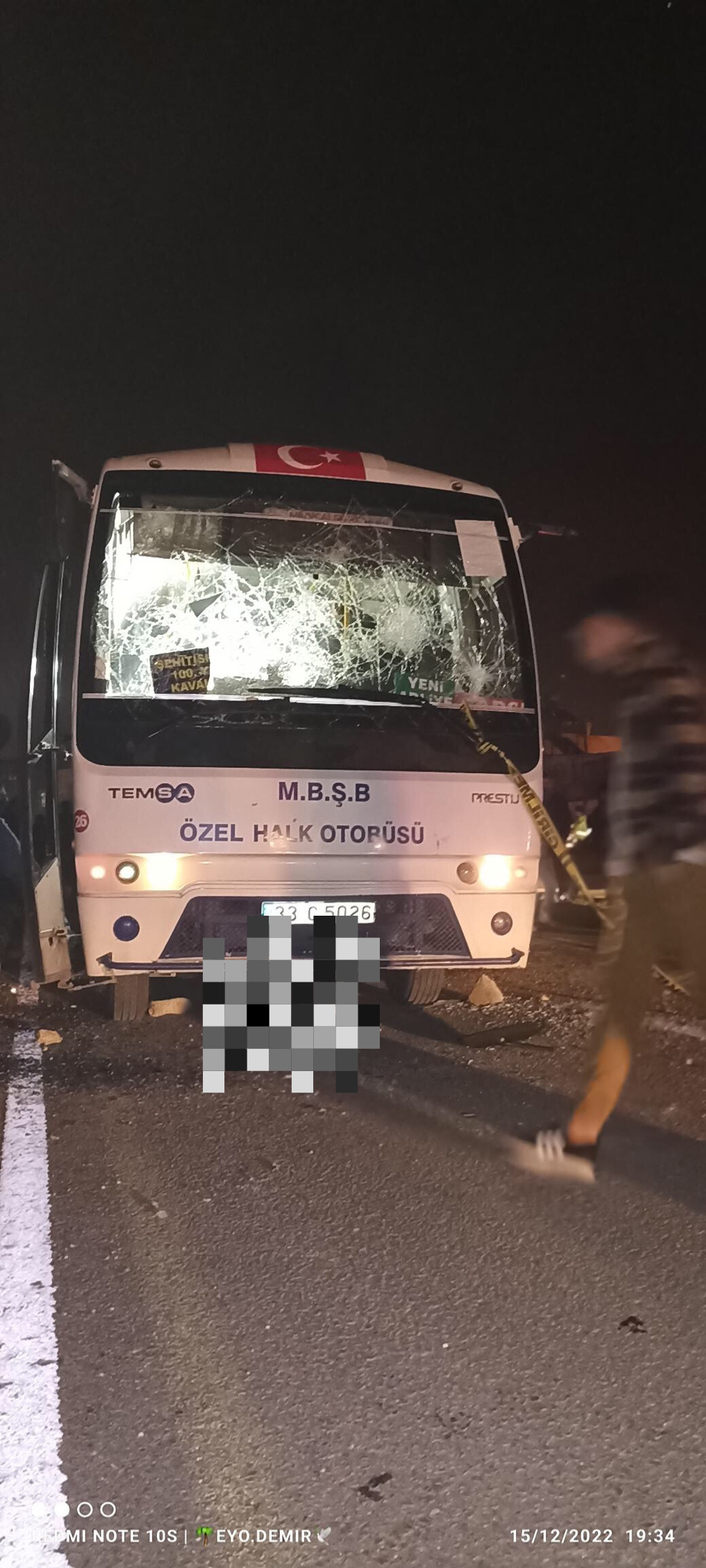 Tarsus’ta özel halk otobüsünün çarpıtığı iki kişiden biri hayatını kaybederken bir kişi ağır yaralandı.