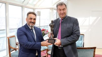 Türk Alman Dostluk Federasyonu’ndan Bavyera Başbakanına onur ödülü